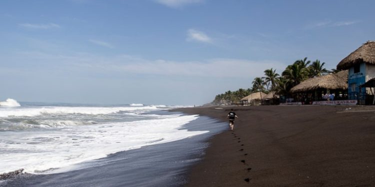 Ministerio de Ambiente implementa programa de limpieza de playas