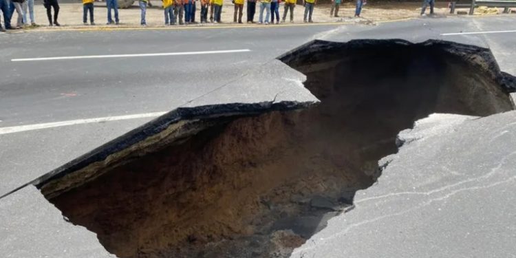 Ministerio de Comunicaciones espera en 15 días restablecer paso en el kilómetro 15.5