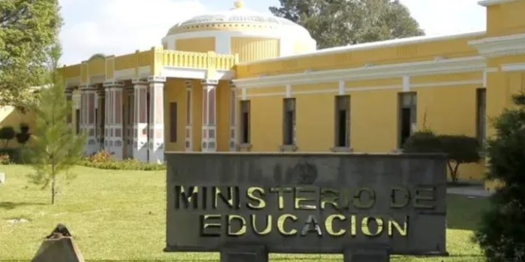 Ministerio de Educación habilitará registro en línea para aspirantes a plazas docentes 2025