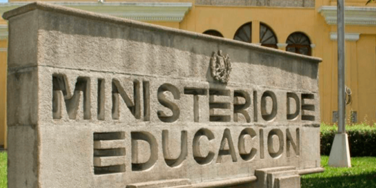 Ministerio de Educación recibe denuncias por cobros no autorizados en establecimientos educativos