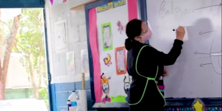 Ministerio de educación y trabajadores firman nuevo pacto colectivo que contempla bono y aumento salarial