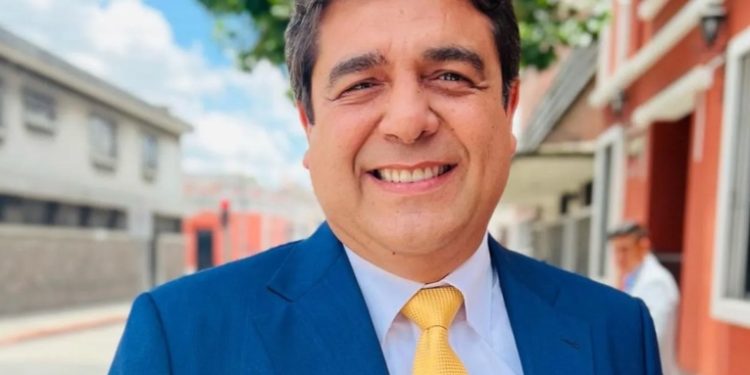 Ministerio de Gobernación asigna 16 agentes policiacos para la seguridad de Carlos Pineda