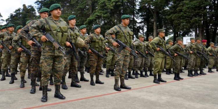 Ministerio de la Defensa en busca de una compra de armas por casi un millón de quetzales.