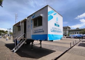 Ministerio de Salud instala otro laboratorio móvil en la Plaza de la Constitución