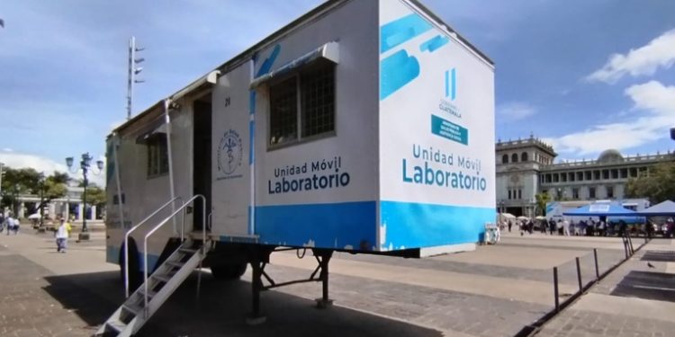 Ministerio de Salud instala otro laboratorio móvil en la Plaza de la Constitución