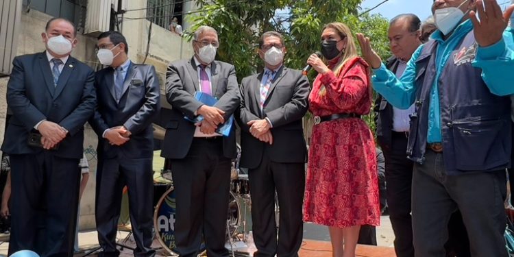 Ministerio de Salud se compromete a contratar a 11 mil médicos en renglón 011