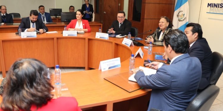 Ministerio público confirma nuevas destituciones, entre ellas la de la fiscal regional metropolitana