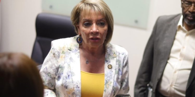 Ministra de Comunicaciones declara lesivos varios contratos con empresas privadas