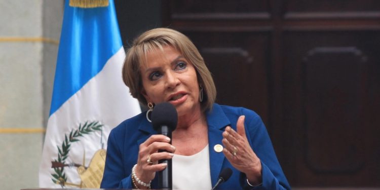 Ministra de Comunicaciones denuncia hallazgo de micrófonos en su vehículo oficial