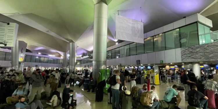 Ministra de Comunicaciones plantea apoyo internacional para renovar el Aeropuerto La Aurora