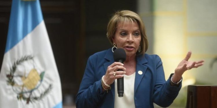 Ministra de Comunicaciones verifica obras paralizadas en escuela de Chimaltenango