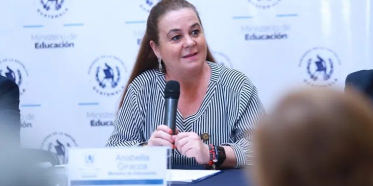 Ministra de Educación aclara que aumento al magisterio no detiene discusión del pacto colectivo