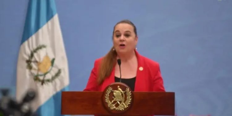 Ministra de Educación acusa al sindicato de mentir sobre el pacto colectivo