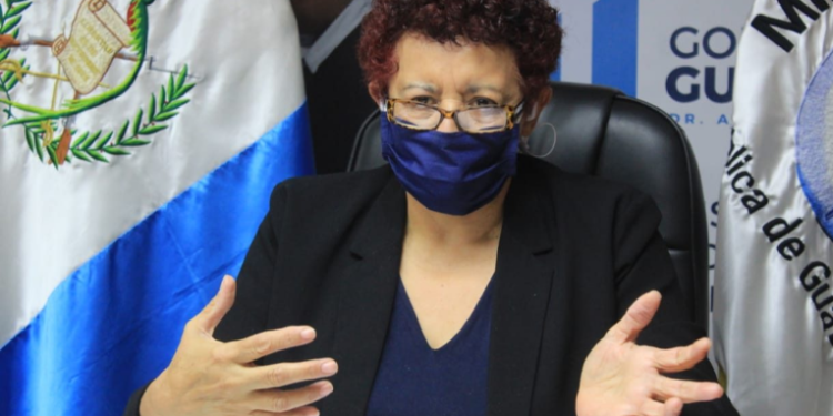 Ministra de Salud Amelia Flores asegura que el proceso de compra de vacunas es transparente