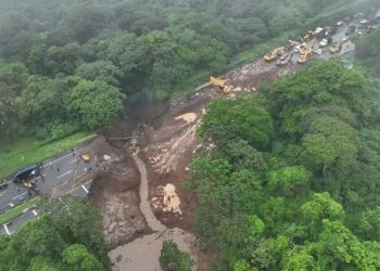 Ministro de Comunicaciones critica comunicado del CACIF sobre socavón en autopista Palín-Escuintla