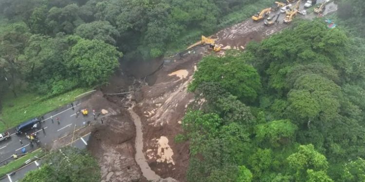 Ministro de Comunicaciones critica comunicado del CACIF sobre socavón en autopista Palín-Escuintla