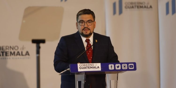 Ministro de Energí­a y Minas pide a la población denunciar anomalí­as en gasolineras