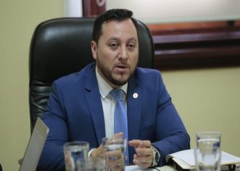 Ministro de Gobernación Gendri Reyes renunció al cargo