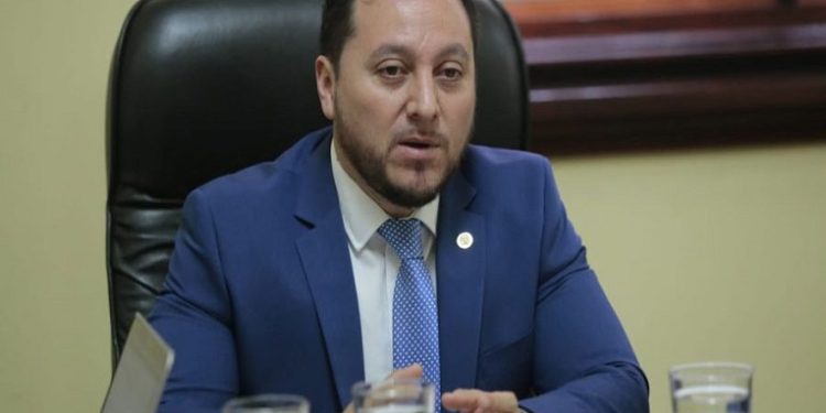 Ministro de Gobernación Gendri Reyes renunció al cargo