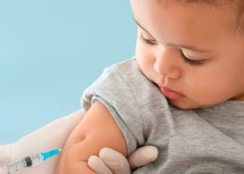 Ministro de Salud Insta a Padres a Vacunar a sus Hijos para Prevenir Enfermedades