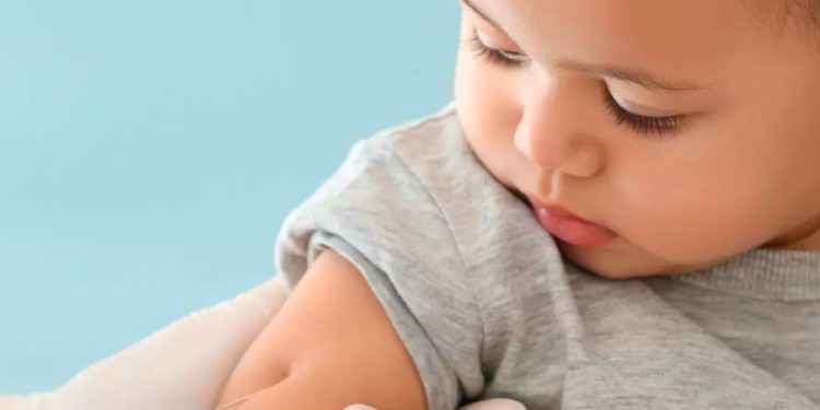 Ministro de Salud Insta a Padres a Vacunar a sus Hijos para Prevenir Enfermedades