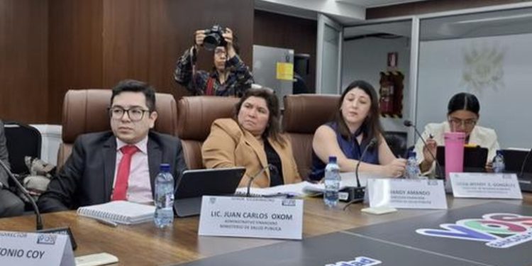 Ministro de Salud propone aumento de Q1,000 mensuales para trabajadores del sector