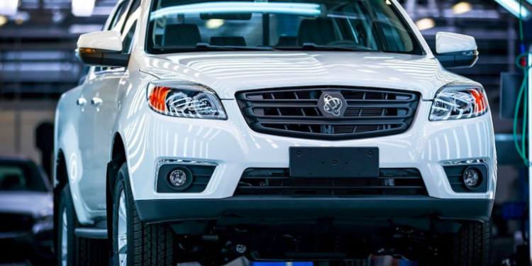 Ministro ruso prueba la nueva camioneta Sollers ST-6 de fabricación nacional