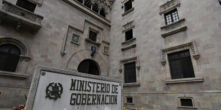Ministros de Educación y Gobernación lanzan línea de emergencia contra el acoso en escuelas