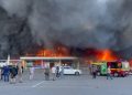 Misil ruso impacta centro comercial en Ucrania, reportan muertos y heridos