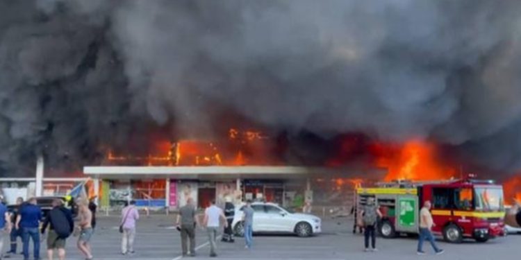 Misil ruso impacta centro comercial en Ucrania, reportan muertos y heridos