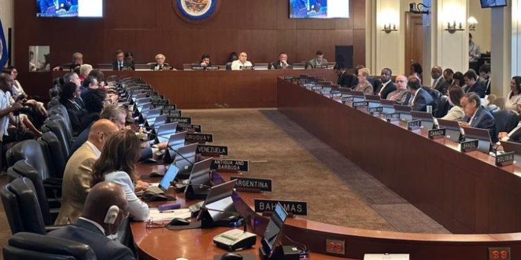 Misión de la OEA señala a partidos perdedores por poner en riesgo la democracia en Guatemala.