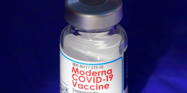 Moderna busca la autorización de la FDA para segunda dosis de refuerzo de COVID para adultos