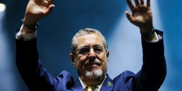 Modernización, patrullajes de seguridad y asensos a mujeres ofrece presidente Arévalo en su primer acto al frente de las fuerzas armadas