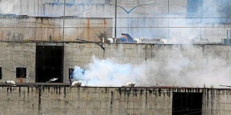 Motines en cárceles de Ecuador dejan 21 muertos