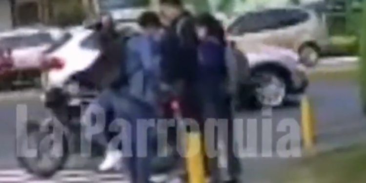 Motorista graba asalto descarado en zona 4 de la capital