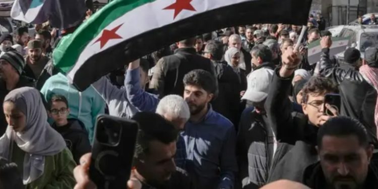 Muchedumbre celebra en Damasco la caída de Al Asad