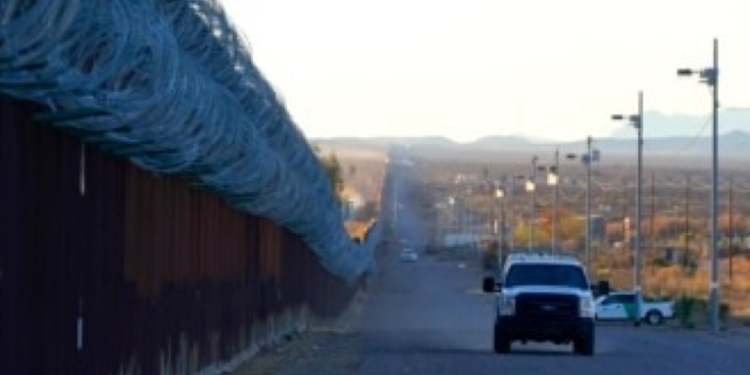 Muere mexicana tratando de escalar muro fronterizo con EEUU