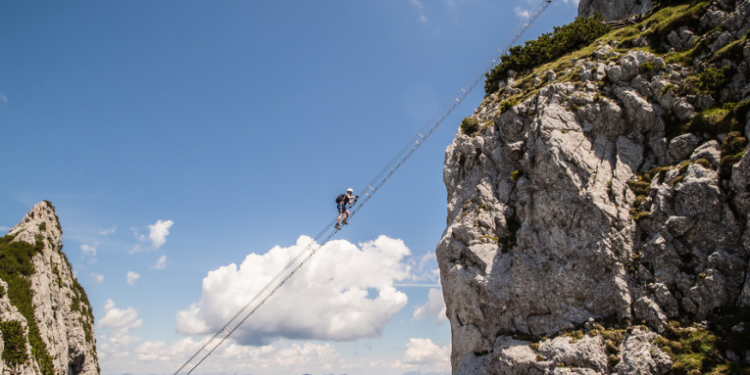 Muere turista al caer más de 90 metros desde una popular escalera colgante en montaña de Austria