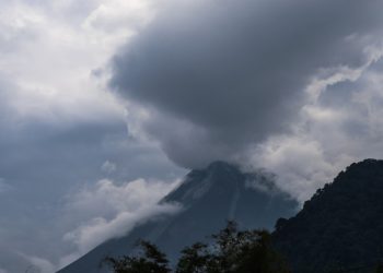 Mueren 11 alpinistas tras la erupción de un volcán en la isla de Java
