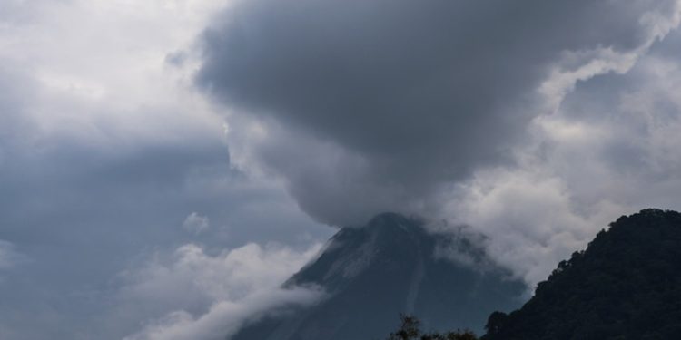 Mueren 11 alpinistas tras la erupción de un volcán en la isla de Java