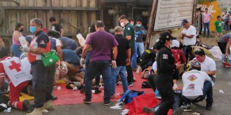 Mueren 55 migrantes en accidente en el sur de México