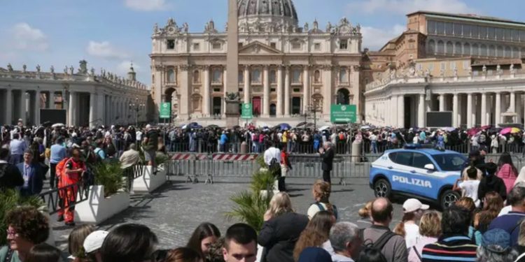 Muerte del papa dispara precios de vuelos y hoteles en Roma