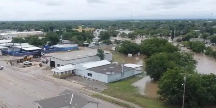 Muertes por inundaciones en Texas sobrepasan las 100