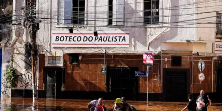 Muertos por inundaciones en Brasil superan el centenar