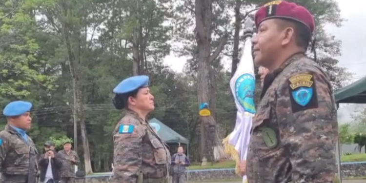 Mujer asume comandancia del destacamento CREOMPAZ, el Cobán