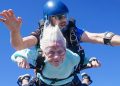 Mujer de 104 años muere tras batir el récord a la paracaidista de mayor edad