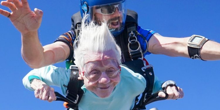 Mujer de 104 años muere tras batir el récord a la paracaidista de mayor edad