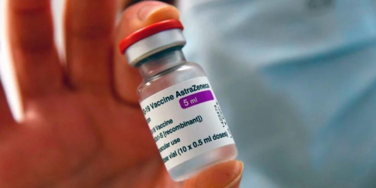 Mujer muere tras ser vacunada