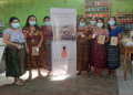 Mujeres guatemaltecas apoyadas por Good Neighbors para enriquecer tejidos y artesanías
