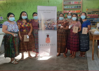 Mujeres guatemaltecas apoyadas por Good Neighbors para enriquecer tejidos y artesaní­as